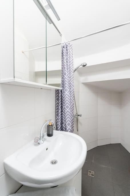Apartment 2 Bedroom Near Belvedere Wien